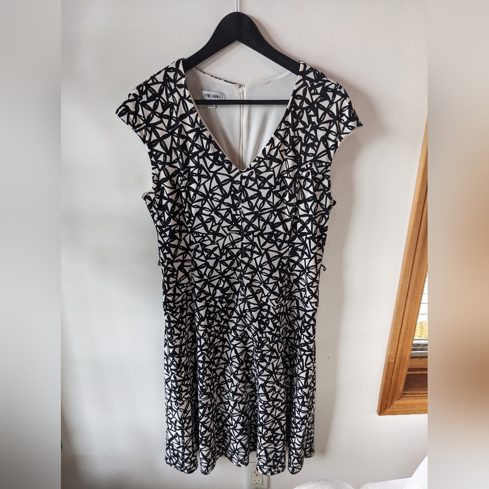 Jones Studio Black and White Geometric Midi Dress